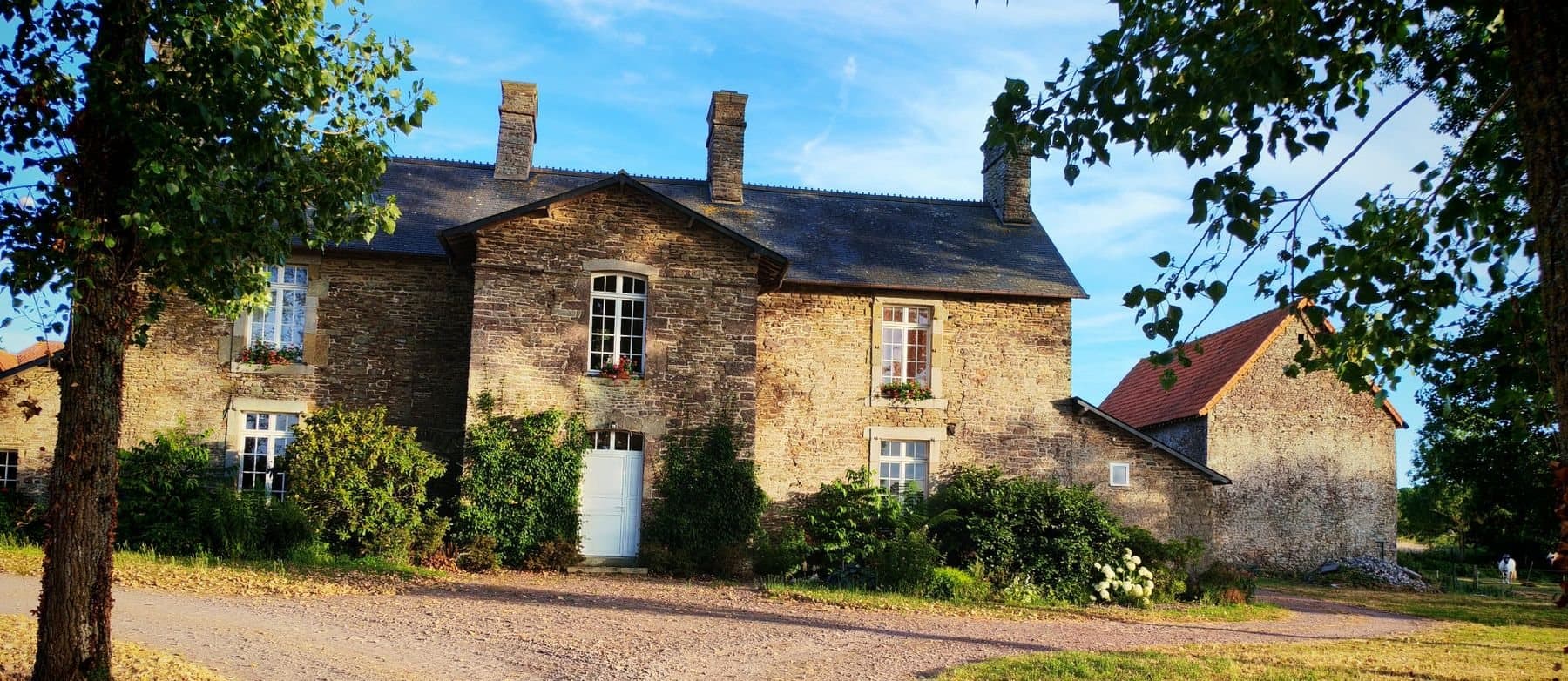 Le Manoir du Butel - La façade en été