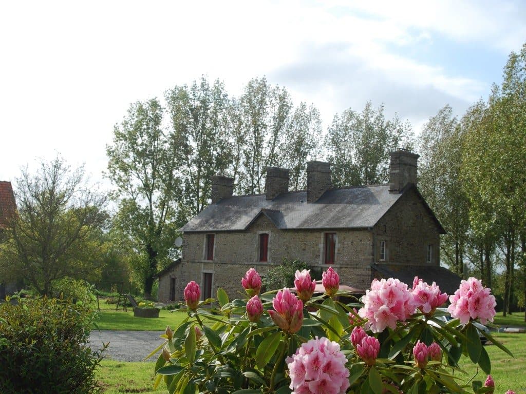 Le Manoir du Butel - La maison principale et ses rhododendrons