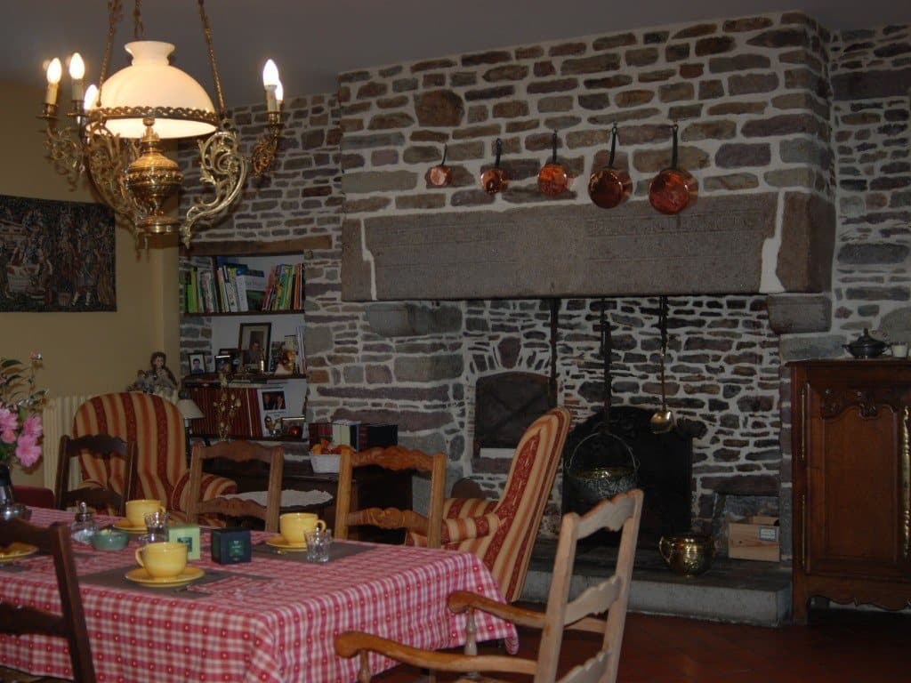 Le Manoir du Butel - La salle du petit-déjeuner et sa cheminée en pierre